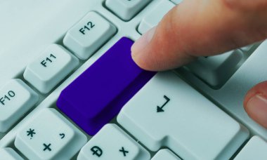 Not ve Klavyeli İş Konsepti. Boş Kopya Boşluğu Beyaz Kopyalama Cpace 'inin üzerinde Renkli Pc Mock Klavyesini Yapıştır. Metin İletisi için Boş Model Boşluğu.