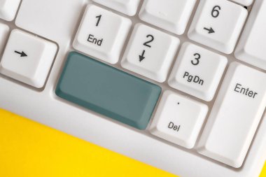 Not ve Klavyeli İş Konsepti. Boş Kopya Boşluğu Beyaz Kopyalama Cpace 'inin üzerinde Renkli Pc Mock Klavyesini Yapıştır. Metin İletisi için Boş Model Boşluğu.