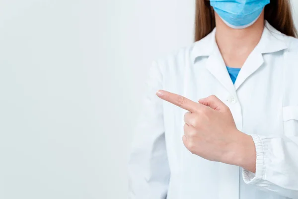 Személy visel orvosi kesztyű sebészeti maszk tartó színes üres matrica papír kiegészítők modern okostelefon — Stock Fotó
