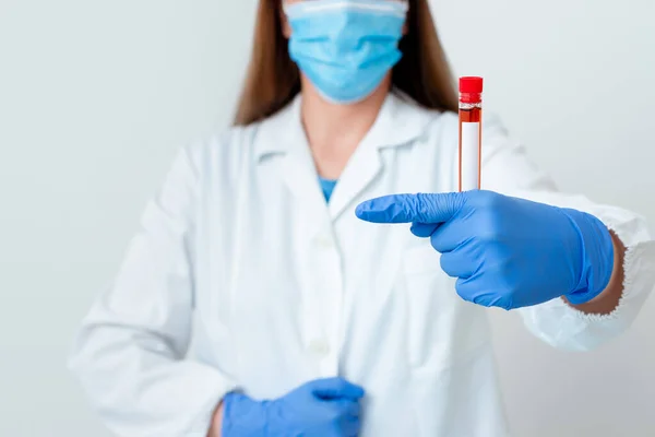 Personne portant des gants de robe médicale pour effectuer des expériences en laboratoire. Tenant le tube à essai de sang pour l'analyse d'état de santé — Photo