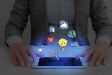 Bilgi Bilgisayarlaştırma Resimlerini Bilgisel Elementlerle Beleş Skeç Gösteriyor. Dijital Teknoloji, Sosyal Medya Ağı, İletişim, İş, Finansal Simgeler Konsepti