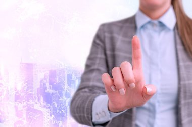 Bulanık Kalemle İşle İlgili Özellikleri Belirten Kişi. Önemli Ayrıntıları Seçme ve Dijital Uygulama Üzerine Dokunma Ekranı Tartışması.