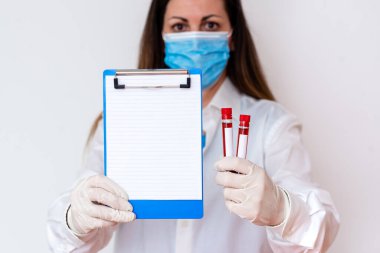 Laboratuvar Deneyi için Tıbbi Cübbe Eldiveni Giyen Adam. Sağlık Durumu Analizi İçin Kan Test Tüpü Tutuluyor