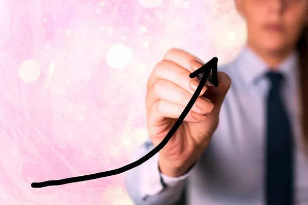 Arrowhead kurva illustration vända uppåt stigande betecknar framgång prestation förbättring utveckling. Digital pil diagram symboliserar tillväxt — Stockfoto