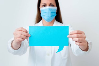 Tıbbi Gecelik Giyen, Ameliyat Eldiveni Giyen, Farklı Açı Atışları Boş Yapıştırma Kağıt Aksesuarlarıyla Çekilen Modern Akıllı Telefon