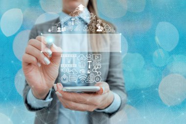 Bilgi işlem elemanları ve düz simgelerle bilgi işlem. En Son Dijital Teknoloji, Sosyal Medya, Ağ Bağlantısı ve İletişim, İş, Mali Konsept.