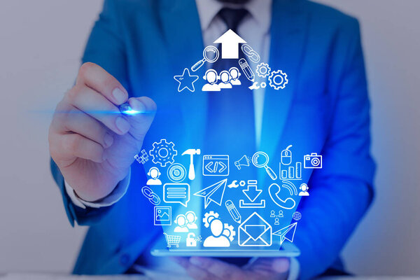 Информационная компьютеризация с инфографическими элементами и плоскими иконками. Последние цифровые технологии, социальные медиа, сетевые подключения и коммуникации, бизнес, финансовая концепция
.