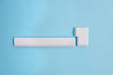 Not ve klavyeli iş konsepti. Arkaplan kopyalama alanının üzerinde boş kopya alanı olan renkli pc model klavye. Metin iletisi için boş model alanı.