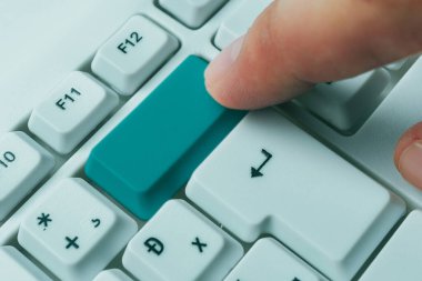 Not ve Klavyeli İş Konsepti. Boş Kopya Boşluğu Beyaz Kopyalama Cpace 'inin üzerinde Renkli Pc Mock Klavyesini Yapıştır. Metin İletisi için Boş Model Boşluğu.