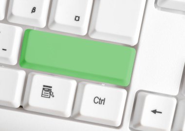 Not ve Klavyeli İş Konsepti. Boş Kopya Boşluğu Beyaz Kopyalama Cpace 'inin üzerinde Renkli Pc Mock Klavyesini Yapıştır. Metin İletisi için Boş Model Boşluğu.