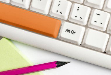 Not ve Klavyeli İş Konsepti. Boş Kopya Boşluğu Beyaz Kopyalama Cpace 'inin üzerinde Renkli Pc Mock Klavyesini Yapıştır. Metin İletisi için Boş Model Boşluğu.