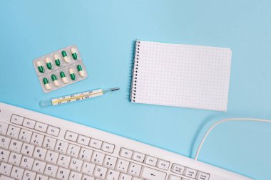 Profesyonel Sağlık Kontrolü için Not Defteri olan Önleyici Tıbbi Ekipman. Sağlık Koruma ve Etkili Dokunulmazlık Konsepti