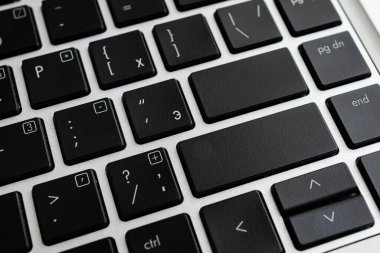 Not ve klavyeli iş konsepti. Arkaplan kopyalama alanının üzerinde boş kopya alanı olan renkli pc model klavye. Metin iletisi için boş model alanı.