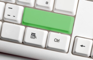Not ve Klavyeli İş Konsepti. Boş Kopya Boşluğu Beyaz Kopyalama Cpace 'inin üzerinde Renkli Pc Mock Klavyesini Yapıştır. Metin İletisi için Boş Model Boşluğu.