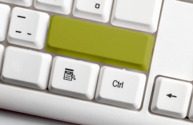 Not ve Klavyeli İş Konsepti. Boş Kopya Boşluğu Beyaz Kopyalama Cpace 'inin üzerinde Renkli Pc Mock Klavyesini Yapıştır. Metin İletisi için Boş Model Boşluğu.