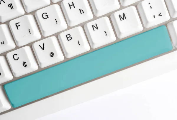 Concepto de negocio con notas y teclado PC. Colorido PC Mock Up teclado con vacío espacio de copia sobre blanco Copia Cpace. Espacio de burla en blanco para el mensaje textual . — Foto de Stock