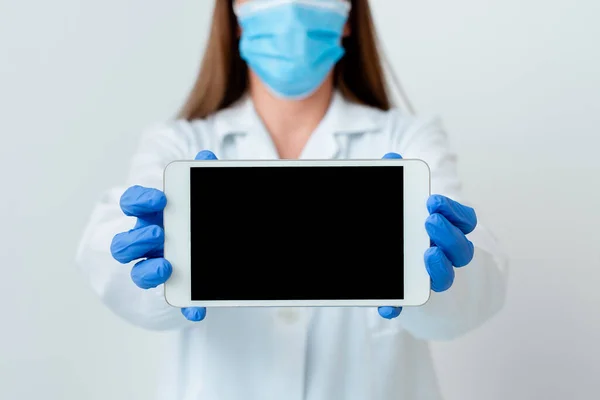 Personne portant des gants de robe médicale Masque chirurgical différents coups d'angle pris avec vide autocollant papier accessoires Smartphone moderne — Photo