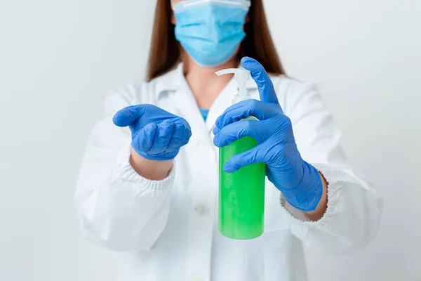 Personne portant des gants de robe médicale pour effectuer des expériences en laboratoire. Tenant le tube à essai de sang pour l'analyse d'état de santé — Photo