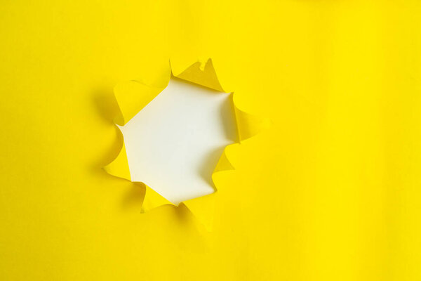 Разбитый картонный стол. Толстая порванная бумага на текстурированном фоне. Художественный способ организации плоской фотографии
