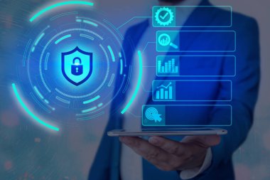 Sanal ekrandaki en son dijital teknoloji koruma veri asma kilidi güvenliğinin grafikleri. Güvenliğe Kilitli İş Adamı.