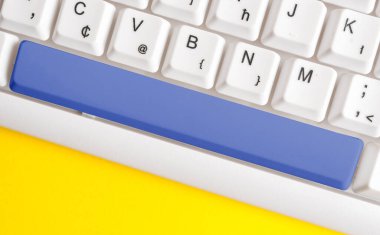 Not ve Klavyeli İş Konsepti. Boş Kopya Boşluğu Beyaz Kopyalama Cpace 'inin üzerinde Renkli Pc Mock Klavyesini Yapıştır. Metin İletisi için Boş Model Boşluğu.