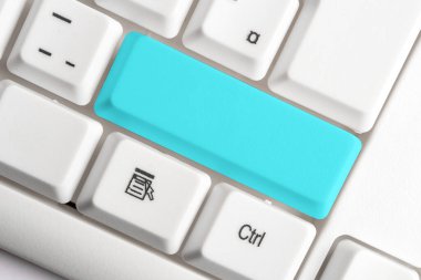 Boş kopya alanı arkaplan kopyalama alanının üzerinde düzenlenmiş olan yeniden renklendirilmiş PC model klavye. Not ve klavyeli iş konsepti. Tanıtım içeriği için boş model alanı