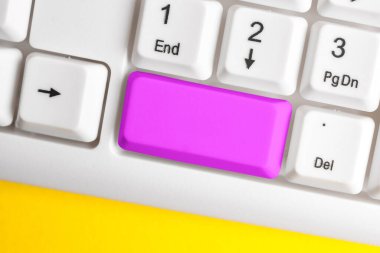 Boş kopya alanı arkaplan kopyalama alanının üzerinde düzenlenmiş olan yeniden renklendirilmiş PC model klavye. Not ve klavyeli iş konsepti. Tanıtım içeriği için boş model alanı