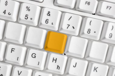 Boş kopya alanı arkaplan kopyalama alanının üzerinde düzenlenmiş olan yeniden renklendirilmiş PC model klavye. Not ve klavyeli iş konsepti. Tanıtım içeriği için boş model alanı