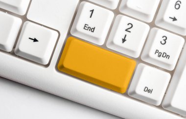 Boş kopya alanı arkaplan kopyalama alanının üzerinde düzenlenmiş olan yeniden renklendirilmiş PC model klavye. Not ve klavyeli iş konsepti. Tanıtım içeriği için boş model alanı