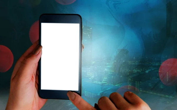 Vista de cerca de los dispositivos portátiles de teléfonos inteligentes con pantalla abierta blanca Espacio en blanco para burlarse bajo fondo colorido de Bokeh —  Fotos de Stock