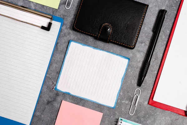 Aufklebernotizen in verschiedenen Farben. Papier-Notizbuch-Zubehör und Schulbedarf mit modernen Geräten auf unterschiedlichem Hintergrund arrangiert — Stockfoto