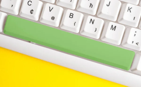 Re-colored PC mock-up keyboard with empty copy space arranged above background copy-space.Business concept with notes and pc keyboard. Blank mockup space for promotional content — Stock Photo, Image