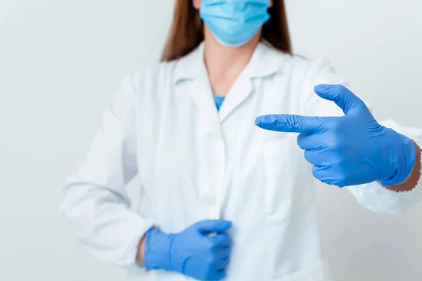 Pessoa vestindo luvas de vestido médico Máscara cirúrgica Diferentes tiros de ângulo tomadas com acessórios de papel adesivo vazio Smartphone moderno — Fotografia de Stock