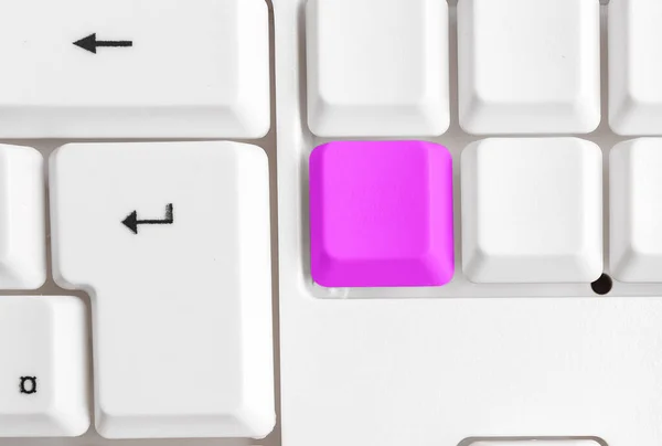 用背景复制空间上方的空白复制空间重新彩色的PC模拟键盘。带有笔记和pc键盘的业务概念。宣传内容的空白模拟空间 — 图库照片