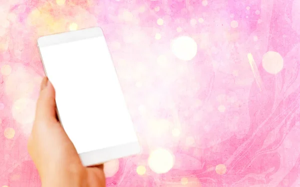 Крупный план Ноутбук смартфонов с белым открытым экраном Пробелы для макетов под красочным фоном Bokeh — стоковое фото