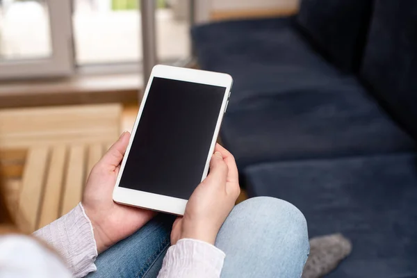 Hände halten digitales Smartphone mit leerem Kopierplatz-Bildschirm für Mock Up Werbeinhalte auf modernem Lifestyle-Hintergrund — Stockfoto