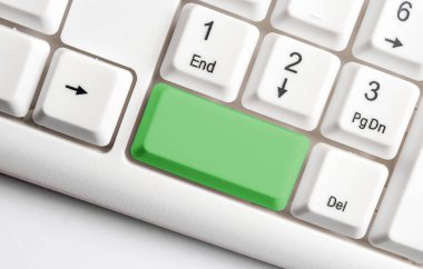 Not ve Klavyeli İş Konsepti. Boş Kopya Boşluğu Beyaz Kopyalama Cpace 'inin üzerinde Renkli Pc Mock Klavyesini Yapıştır. Metin İletisi için Boş Model Boşluğu.