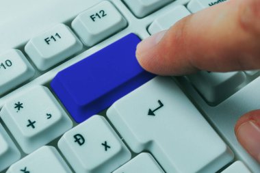Not ve Klavyeli İş Konsepti. Boş Kopya Boşluğu Beyaz Kopyalama Cpace 'inin üzerinde Renkli Pc Mock Klavyesini Yapıştır. Metin İletisi için Boş Model Boşluğu.