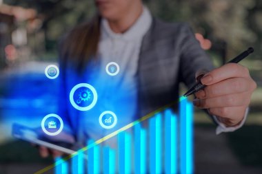 Erkek Akıllı Telefon Yükselen Eğilimler Performans Çubuğu Grafik Geliri Artırıyor. Yükselen Artan Hareket, Yükselen Finansal Hisse Çizelgesi Durum Raporu Gösteriliyor.