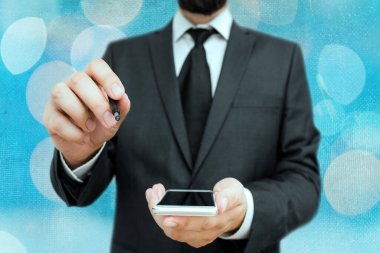 Bulanık Kalemle İşle İlgili Özellikleri Belirten Kişi. Önemli Ayrıntıları Seçme ve Dijital Uygulama Üzerine Dokunma Ekranı Tartışması.