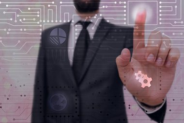 Web bağlantısıyla bilgisayarlara uzaktan erişim ve kontrol sağlandı. Sistem Yöneticisi Sorunları Düzeltmeye, Yazılım Kurulumuna, Veri Yapılandırma Aletleri Ayarlarına Yardım Eder.