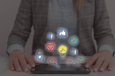 Bilgi Bilgisayarlaştırma Resimlerini Bilgisel Elementlerle Beleş Skeç Gösteriyor. Dijital Teknoloji, Sosyal Medya Ağı, İletişim, İş, Finansal Simgeler Konsepti