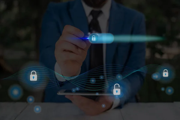 Grafiken der neuesten digitalen Technologie zum Schutz von Daten Vorhängeschloss-Sicherheit auf dem virtuellen Display. Geschäftsmann mit Schloss zu sichern. — Stockfoto