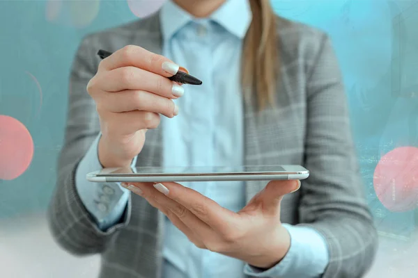 Persoon in wazige pen wijzend op, markeren van essentiële zaken in het bedrijfsleven. Discussie selecteren van belangrijke details en het aanraken van scherm op digitale applicatie. — Stockfoto