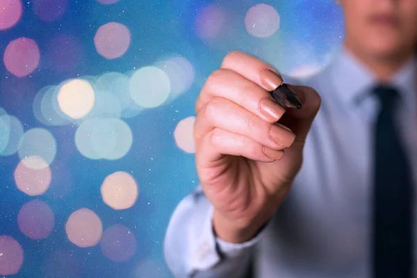 Persona en pluma borrosa que señala, marcando asuntos esenciales en los negocios. Discusión Selección de detalles importantes y pantalla táctil en la aplicación digital . —  Fotos de Stock