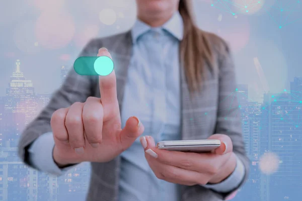 Afbeeldingen van de nieuwste digitale technologie Bescherming van gegevens hangslotbeveiliging op het virtuele display. Zakenman met slot te beveiligen. — Stockfoto