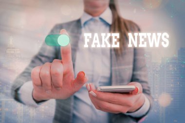 Sahte haber metni yazmak. Sahte bilgi için iş kavramı, özgün haber olma kisvesi altında web veri bilgi güvenlik uygulama sistemi için asma kilit.