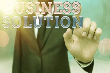 İş Çözümü 'nü gösteren bir not yazıyorum. Şirketin iş dünyasındaki önemli ayrıntıları işaretlemesine yardımcı olmak için fikirlerin iş fotoğrafı sergilenmesi.