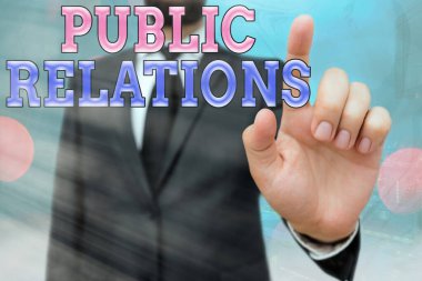 Halkla İlişkileri gösteren bir not yazıyorum. İş fotoğrafında şirket tarafından olumlu bir görüntünün profesyonel bakımı gösteriliyor. İş dünyasındaki önemli ayrıntıları gösteren dokunmatik ekran dijital işaretleme.