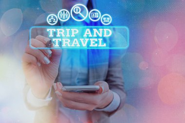 El yazısı Trip and Travel. Kavram, ünlü simgeler ve turistik yerler planlama anlamına gelir.